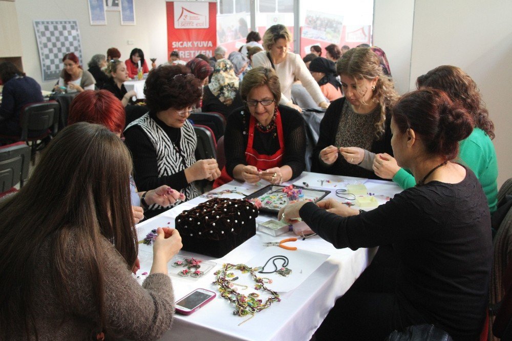 Gaziemir’de Semt Evleri Kadınları Hayata Bağladı