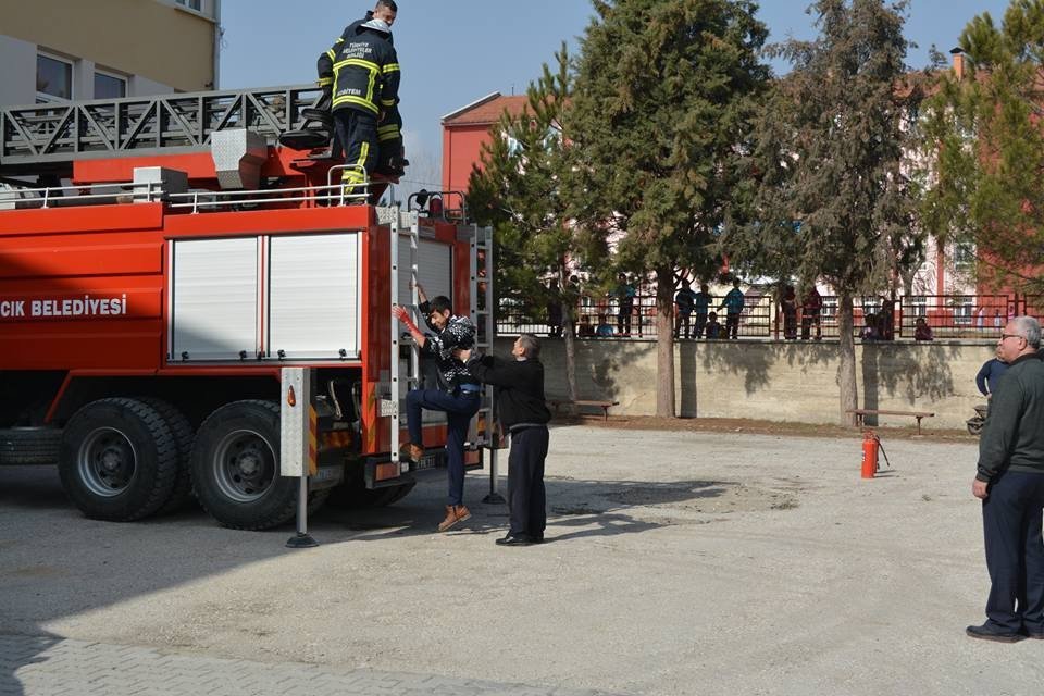 Hisarcık İtfaiyesinin Okullarda Yangın Tatbikatı