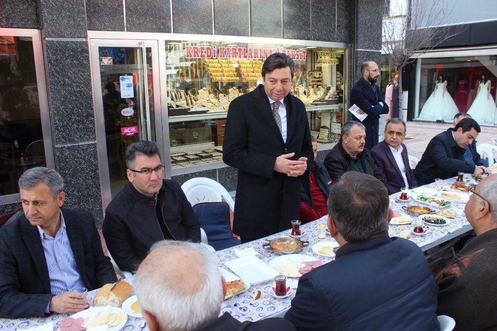 Çarşı Esnafı İle Buluşan Belediye Başkanı Bahçeci Ve Ak Parti İl Başkanı Kendirli Referandumu Anlattı