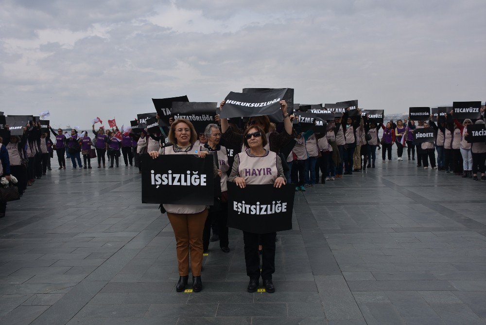 İzmir’de Chp’li Kadınlardan Bedenleriyle ‘Hayır’