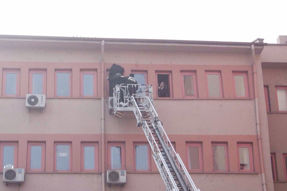 Hakimin Gözü Önünde Mahkeme Salonundaki Pencereye Çıktı