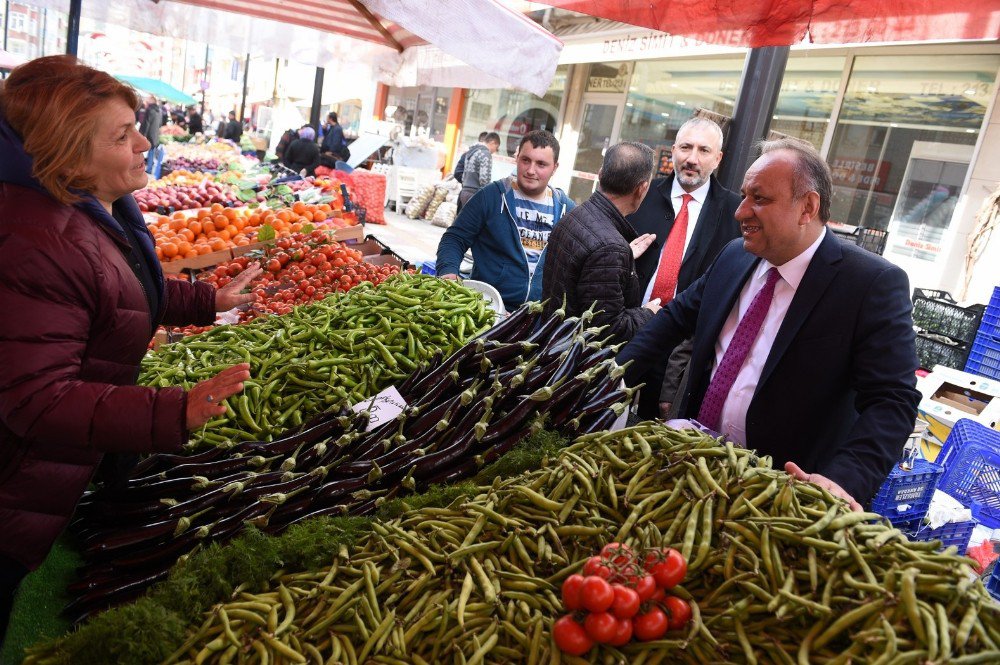 Belediye Başkanı Babaş, Salı Pazarında Esnaf Ve Vatandaşları Ziyaret Etti