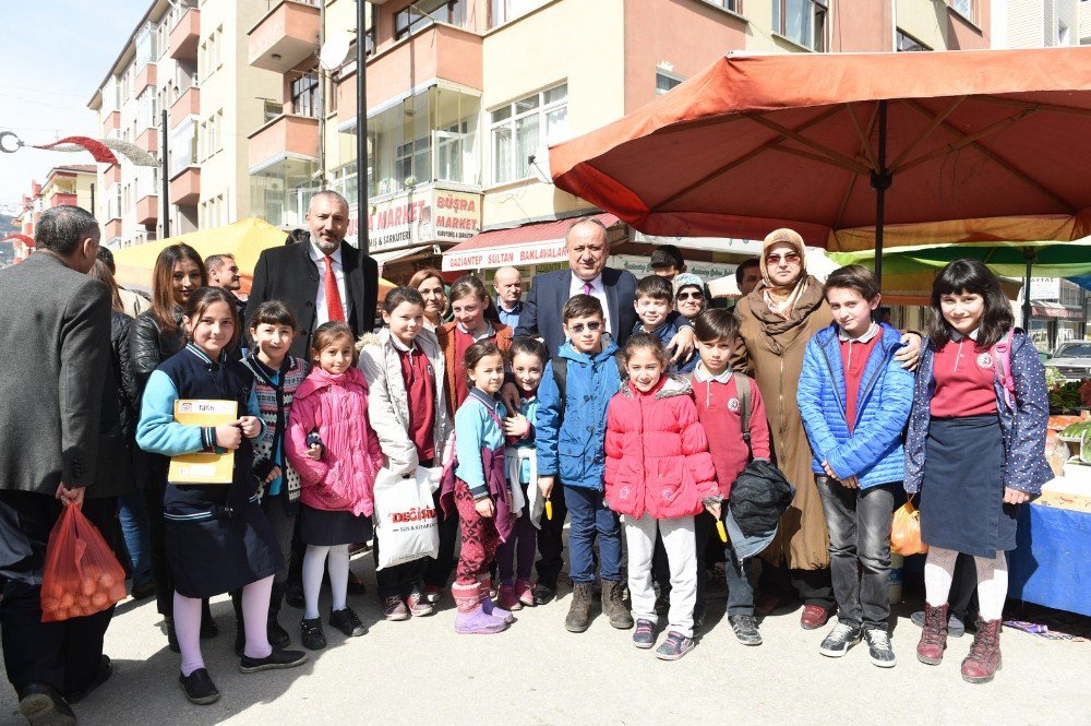 Belediye Başkanı Babaş, Salı Pazarında Esnaf Ve Vatandaşları Ziyaret Etti