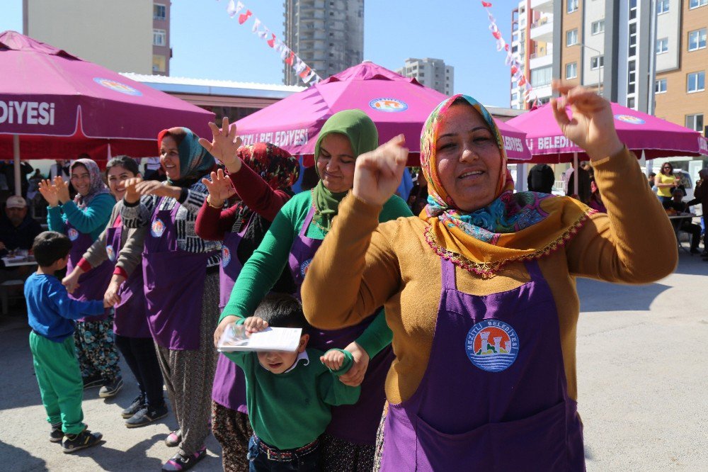 Mersin’de Üretici Kadınlar, Şalvarla Zumba Dansı Yaptı