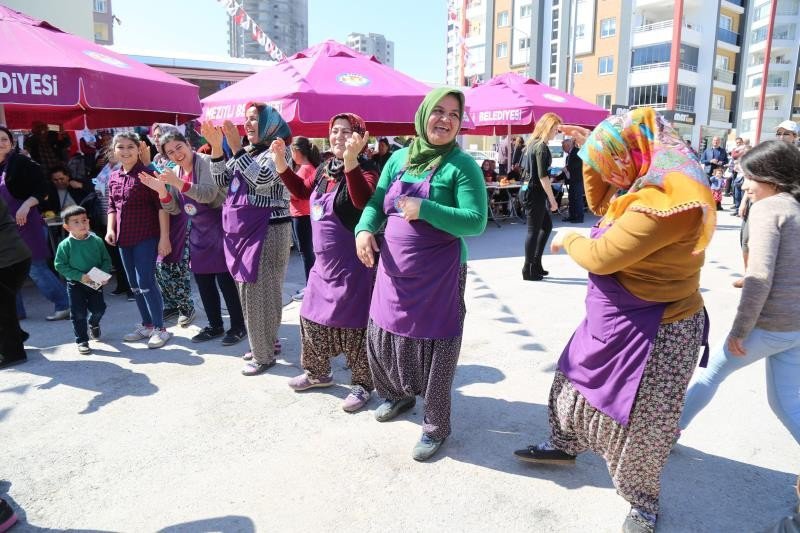 Mersin’de Üretici Kadınlar, Şalvarla Zumba Dansı Yaptı