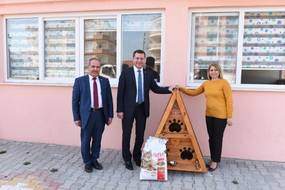 Hayvansever Miniklere Başkan’dan Hediye