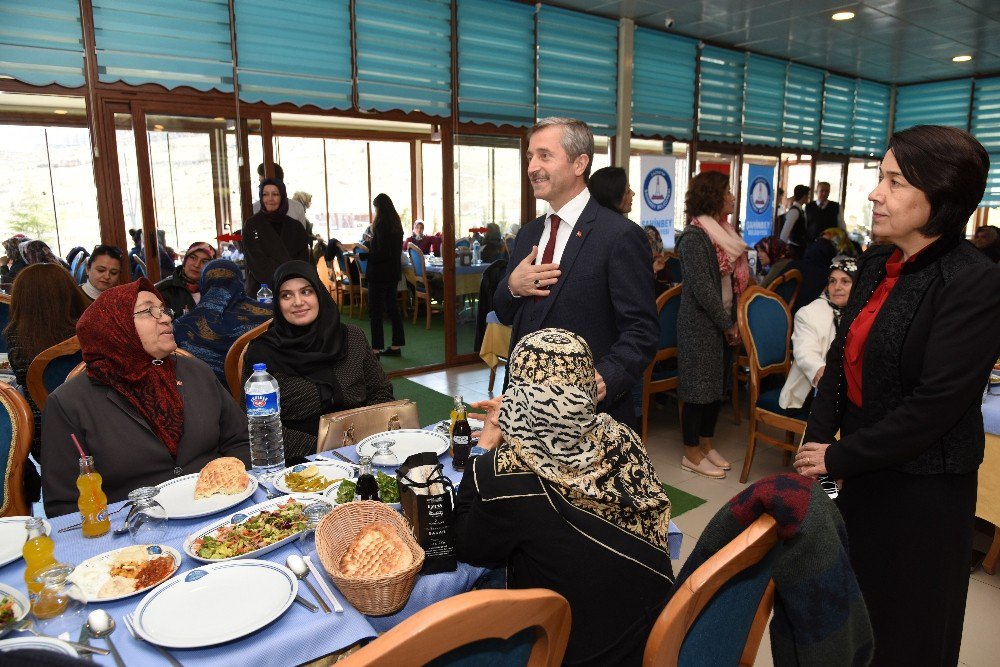 Şahinbeyli Kadınlara Çiçek Ve Hediyeler Verildi