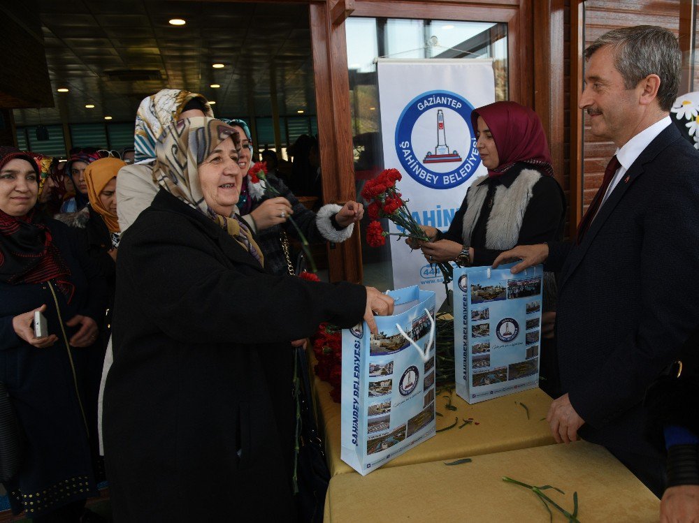 Şahinbeyli Kadınlara Çiçek Ve Hediyeler Verildi