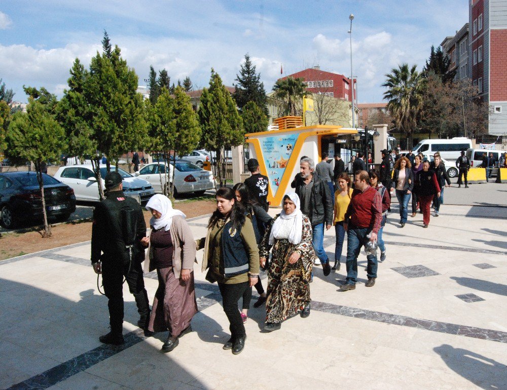 Şanlıurfa’da Gözaltına Alınan 21 Kadın Adliyeye Sevk Edildi