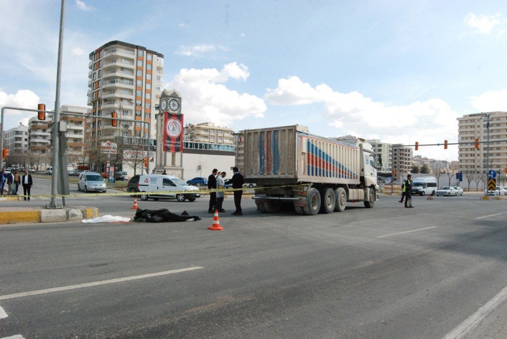 Kamyonun Altında Ezilen Yaşlı Adam Yaşamını Yitirdi