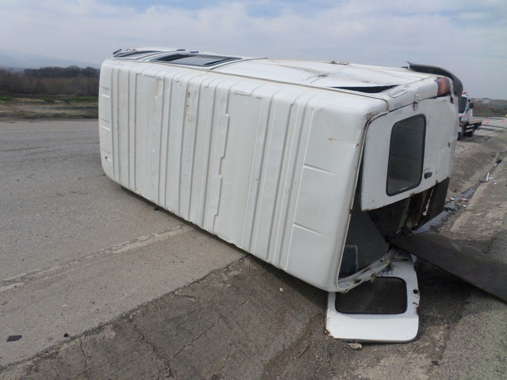 Otomobille Çarpışan Minibüs Devrildi: 7 Yaralı