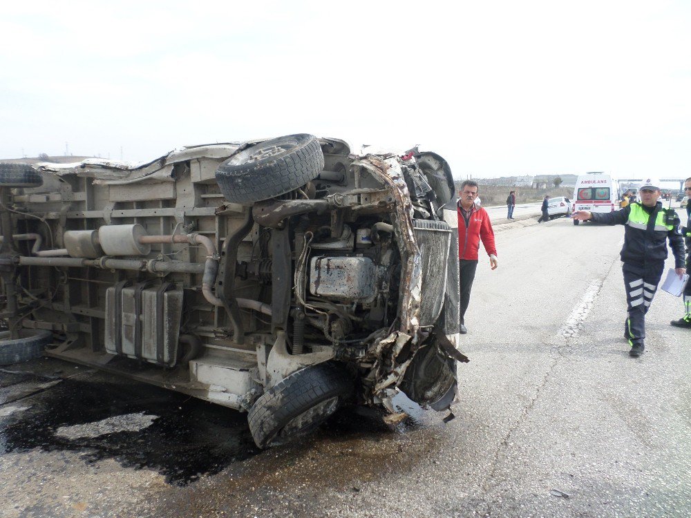 Otomobille Çarpışan Minibüs Devrildi: 7 Yaralı