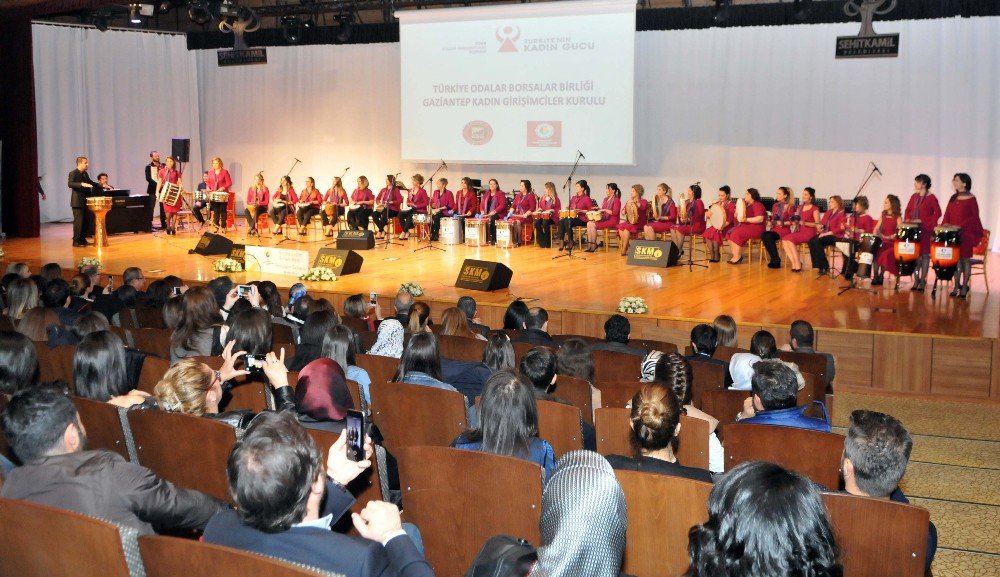 Kadın Girişimcilerden Oluşan Grubun Gösterisi Ayakta Alkışladı