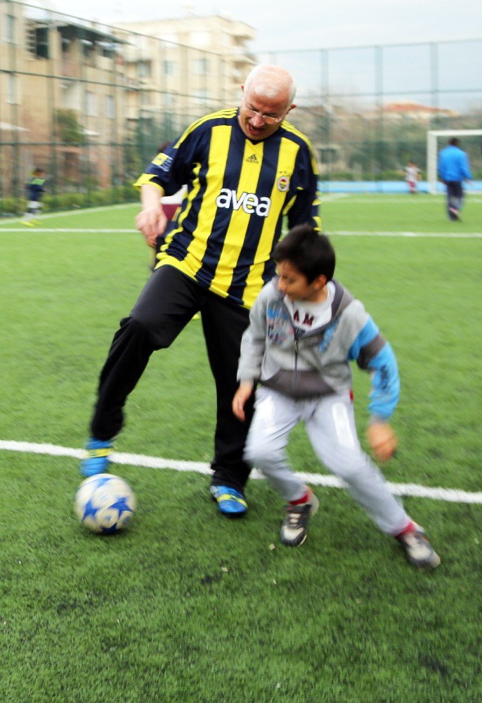 Başkan Görmez Çocuklarla Futbol Oynayarak Stres Attı