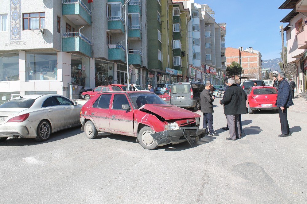 Tosya’da Maddi Hasarlı Trafik Kazası Meydana Geldi