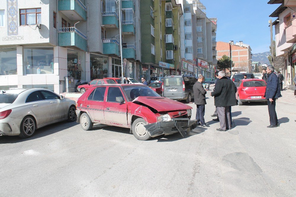 Tosya’da Maddi Hasarlı Trafik Kazası Meydana Geldi