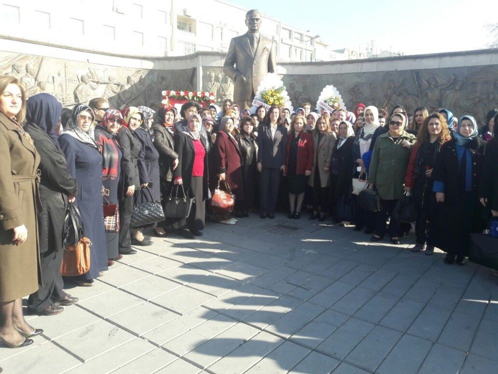 Kadınlar 8 Mart Dünya Kadınlar Günü Nedeniyle Atatürk Anıtı’na Çelenk Bıraktı