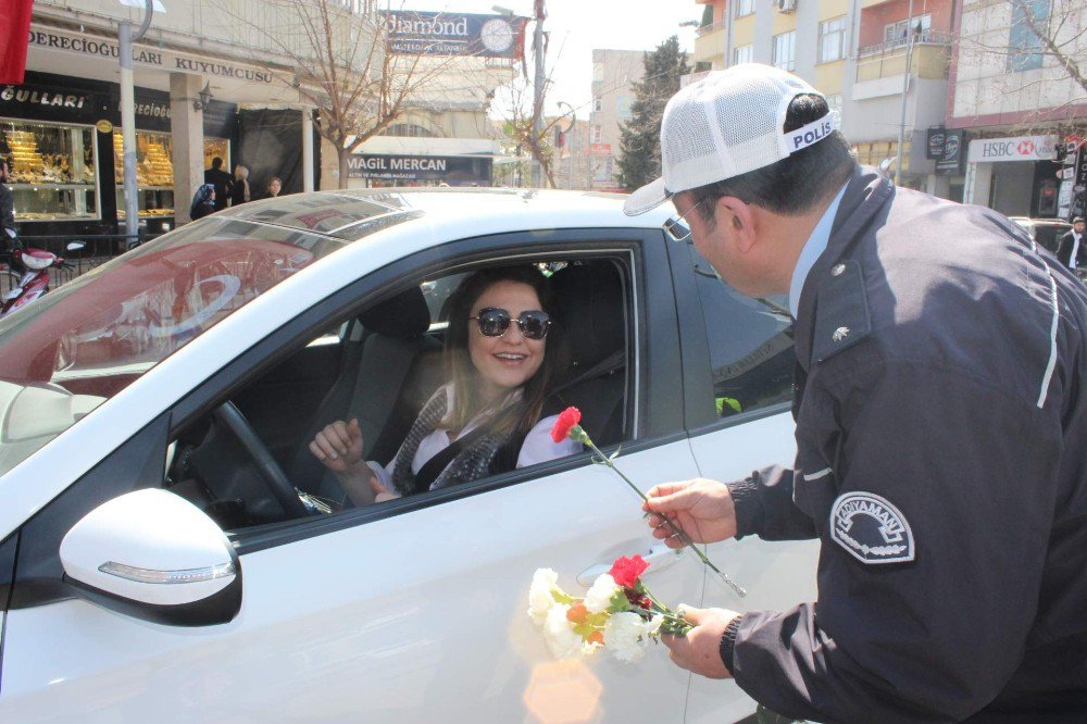 Kadın Sürücülere Ceza Makbuzu Yerine Karanfil