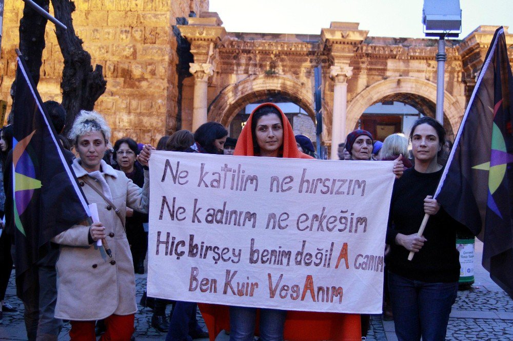 Antalya’da Kadınların ‘Feminist Gece Yürüyüşü’ne Polis Engeli