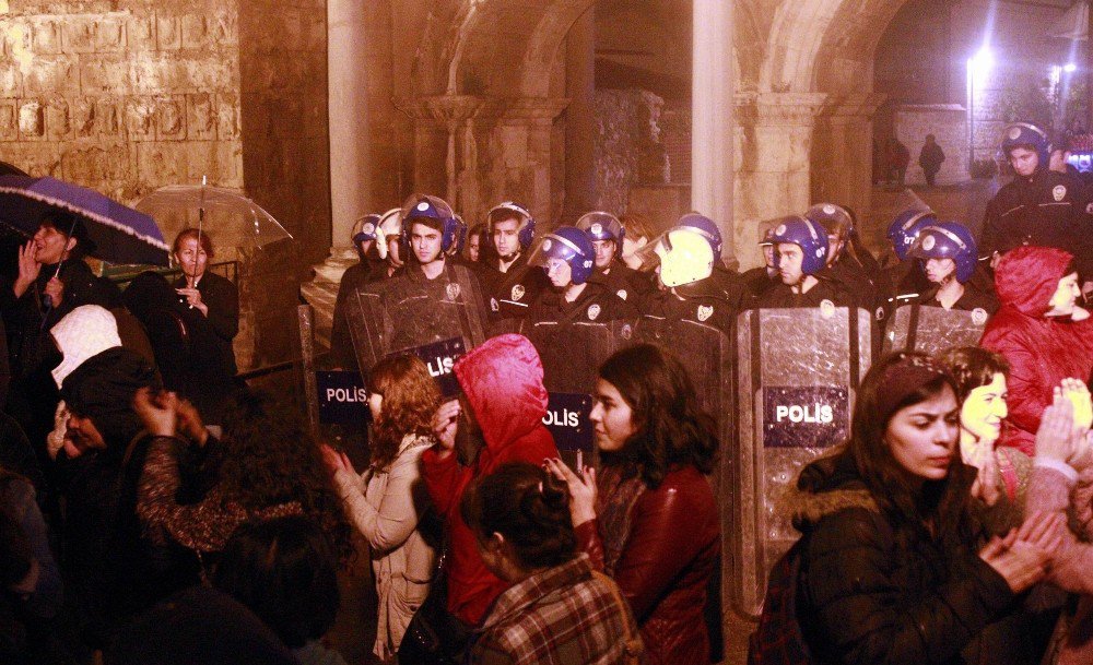 Antalya’da Kadınların ‘Feminist Gece Yürüyüşü’ne Polis Engeli