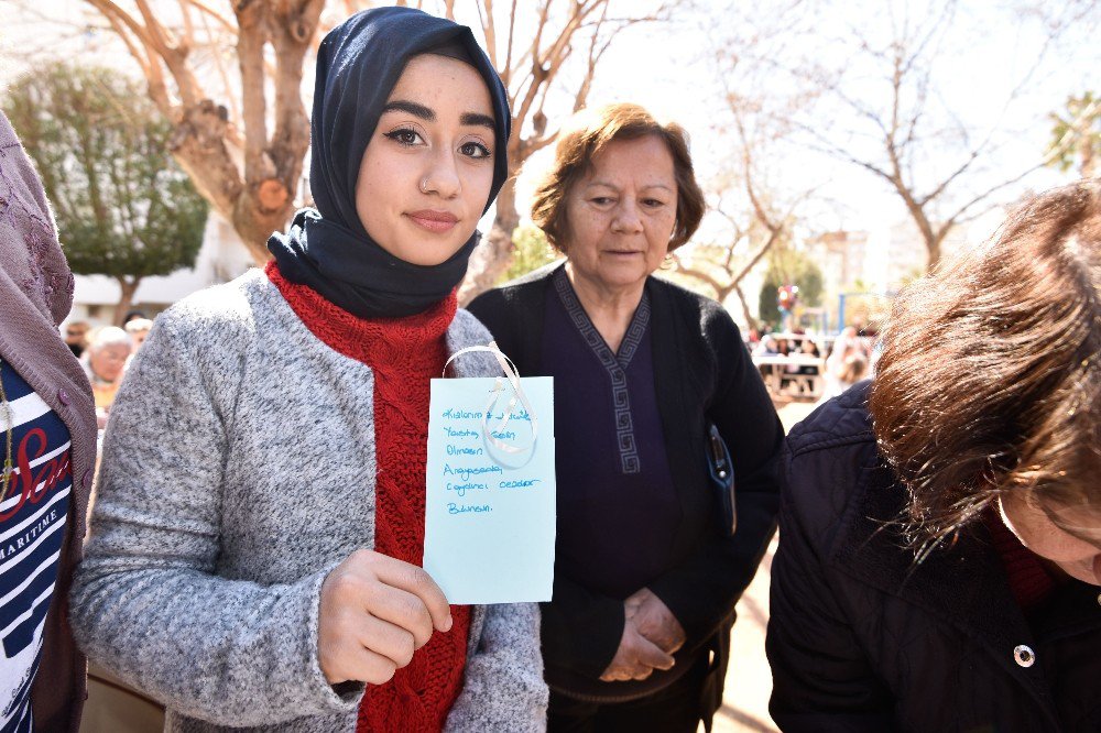 Kadın Cinayetlerinin Simgesi Al Yazma Anıtında Buluştular