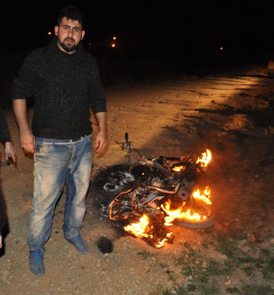 Borcunu Ödemeyen Arkadaşının Çalıntı Motosikletini Ateşe Verdi