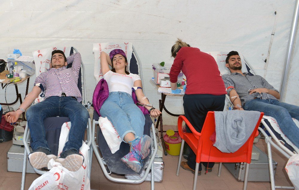 Bartın Üniversitesi Öğrencilerinden Kan Bağışı