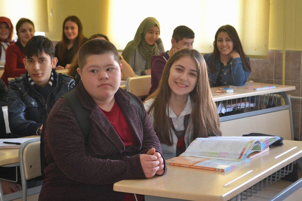 Best Buddies’ler Birlikte Ders Dinledi