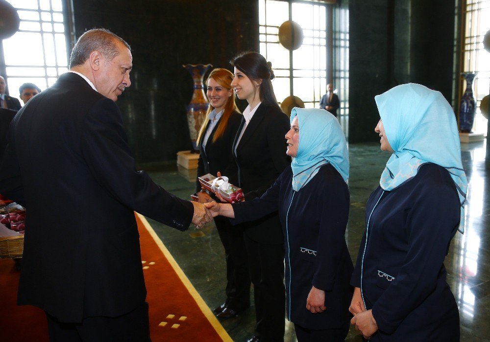 Cumhurbaşkanı Erdoğan, Külliyede Çalışan Kadınlara Çiçek Verdi