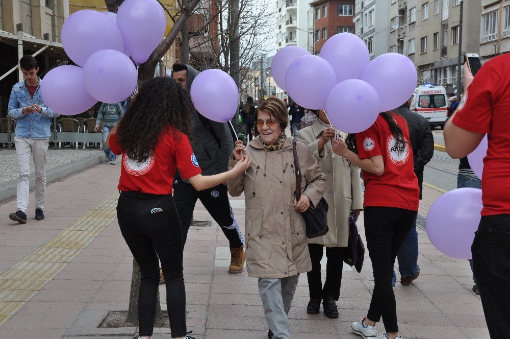 Osmangazi Üniversitesi Akut Öğrenci Topluluğu Kadınlara Balon Dağıttı