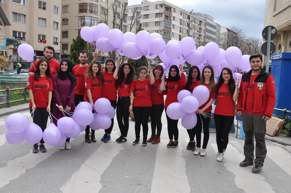 Osmangazi Üniversitesi Akut Öğrenci Topluluğu Kadınlara Balon Dağıttı