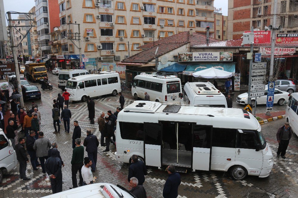 İzmir’de Dolmuşçular Yolu Kapattı, Gergin Anlar Yaşandı