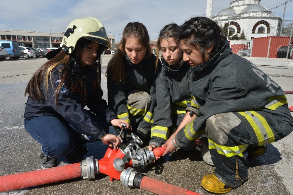 İtfaiyecilik Lisesi Kız Öğrencilerinin Kadınlar Günü Kutlaması