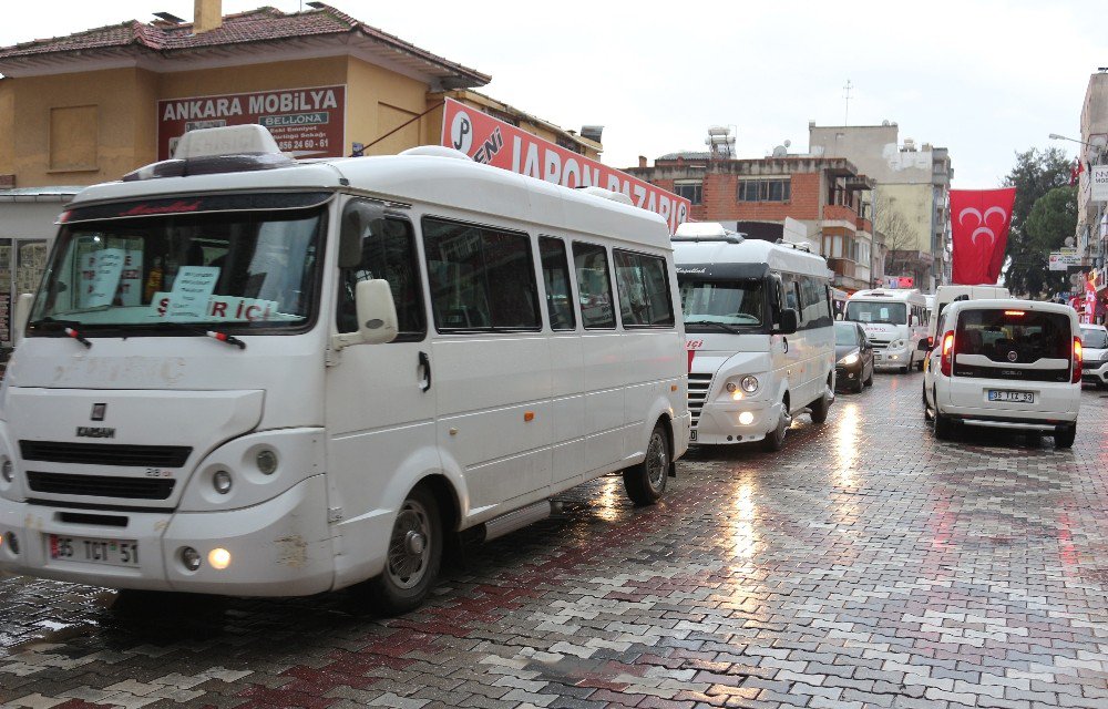 İzmir’de Dolmuşçular Yolu Kapattı, Gergin Anlar Yaşandı