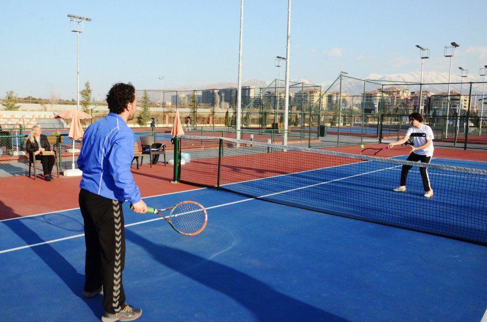 İşitme Engelli Tenisçi Serhat, Azmiyle Milli Takıma Yükseldi