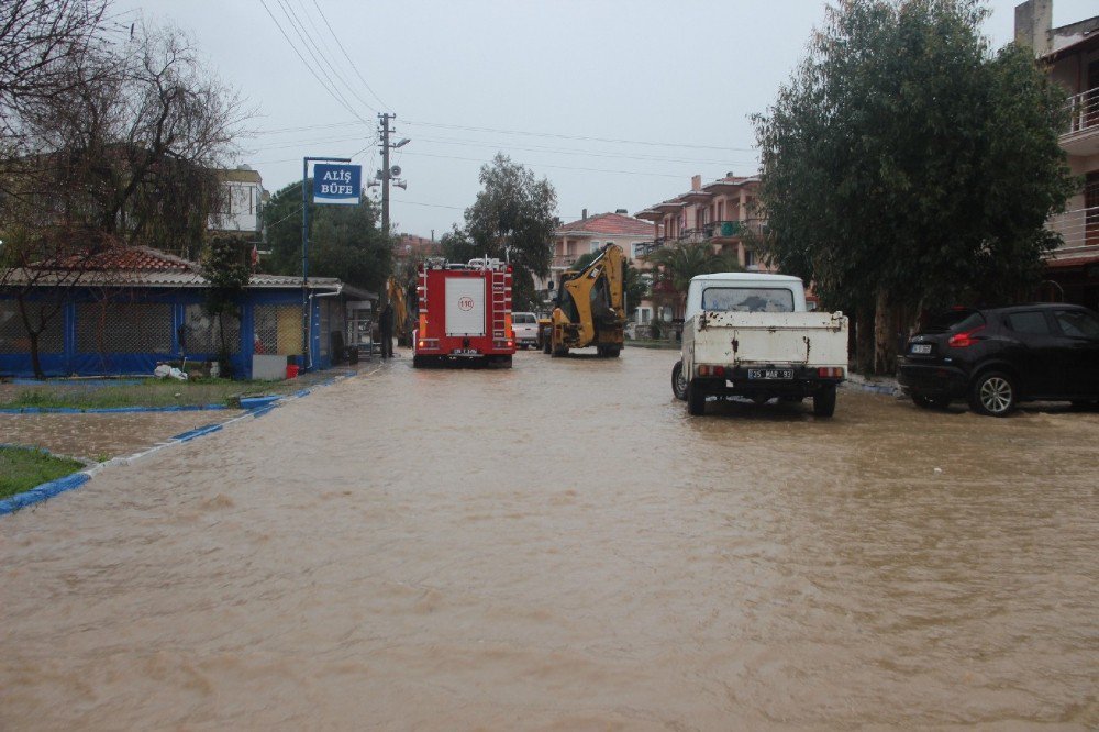 Foça’yı Sağanak Vurdu