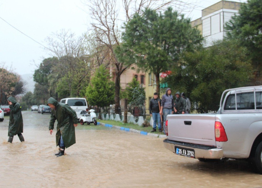 Foça’yı Sağanak Vurdu