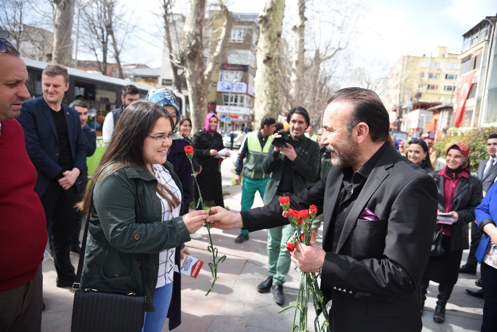 Başkan Doğan, İzmitli Kadınlara Karanfil Hediye Etti