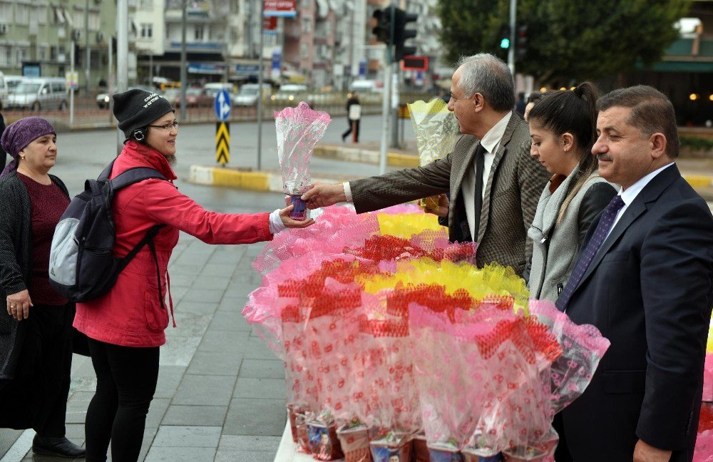 Kepez’den Kadınlara 20 Bin Sümbül