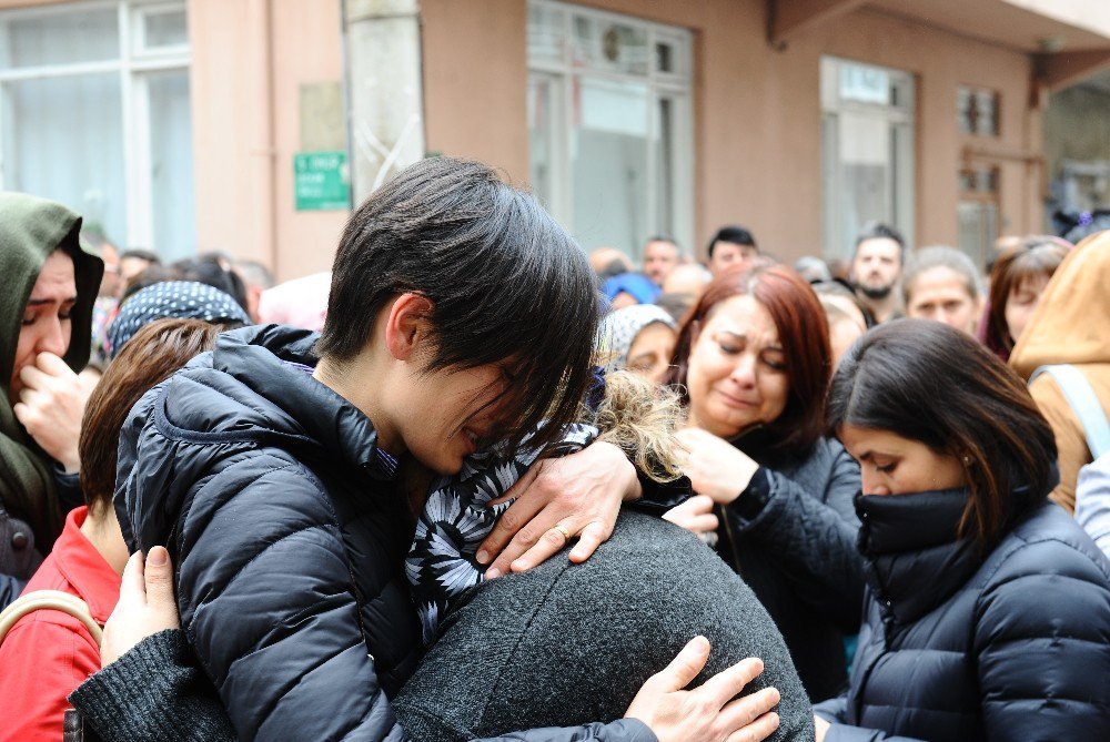 Otobüs Kazasında Ölen Genç Kadın İkizini Yalnız Bıraktı