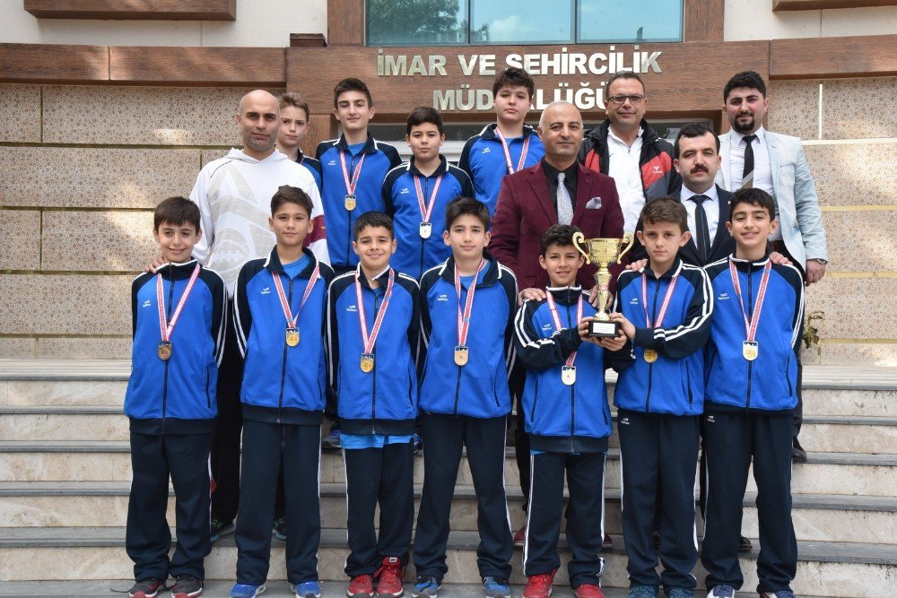 Başarılı Basketbolculardan Yunusemre’ye Teşekkür