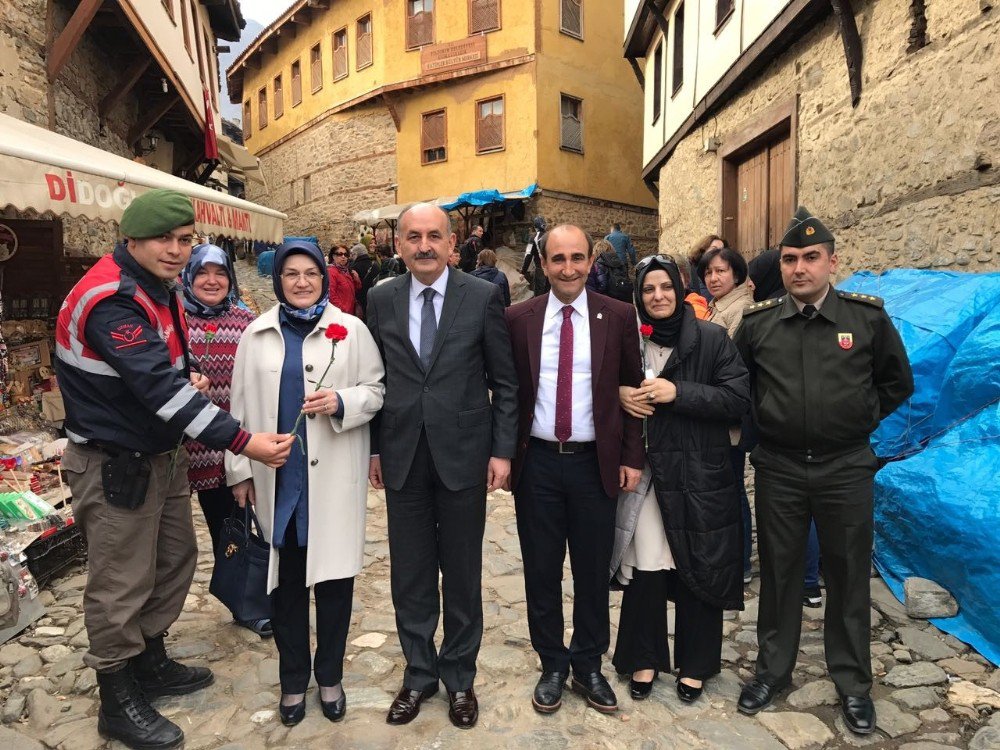 Jandarma Kadınlar Gününde Karanfil Dağıttı