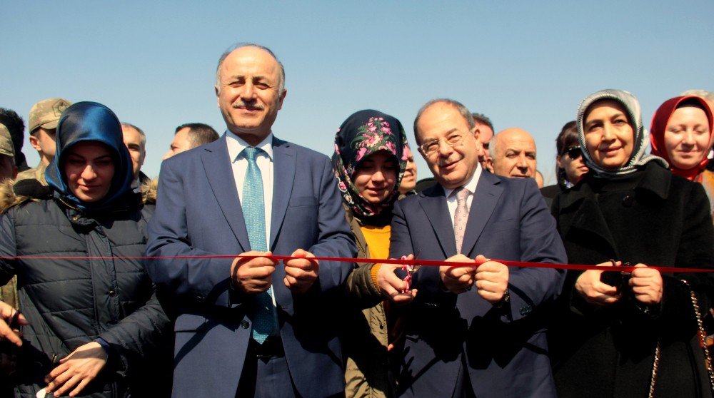 Bakan Akdağ, Kadınlara Kırmızı Karanfil Dağıttı