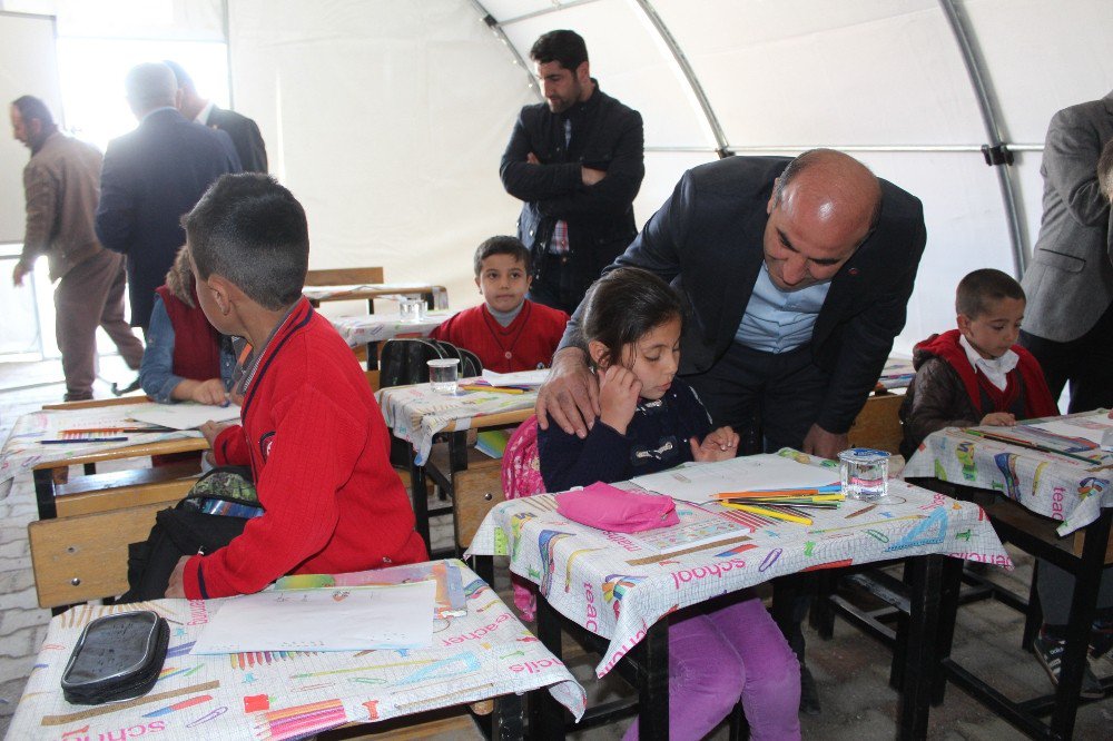 Eğitim Bir-sen İlk Ders Zilinde Depremzede Öğrencileri Yalnız Bırakmadı