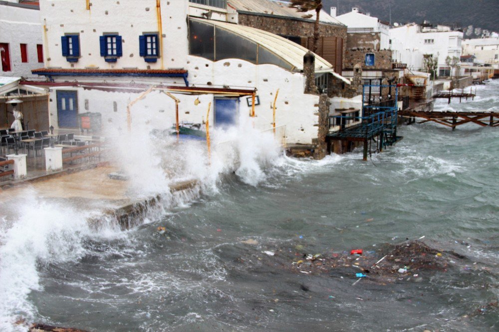 Fırtına Bodrum’u Esir Aldı