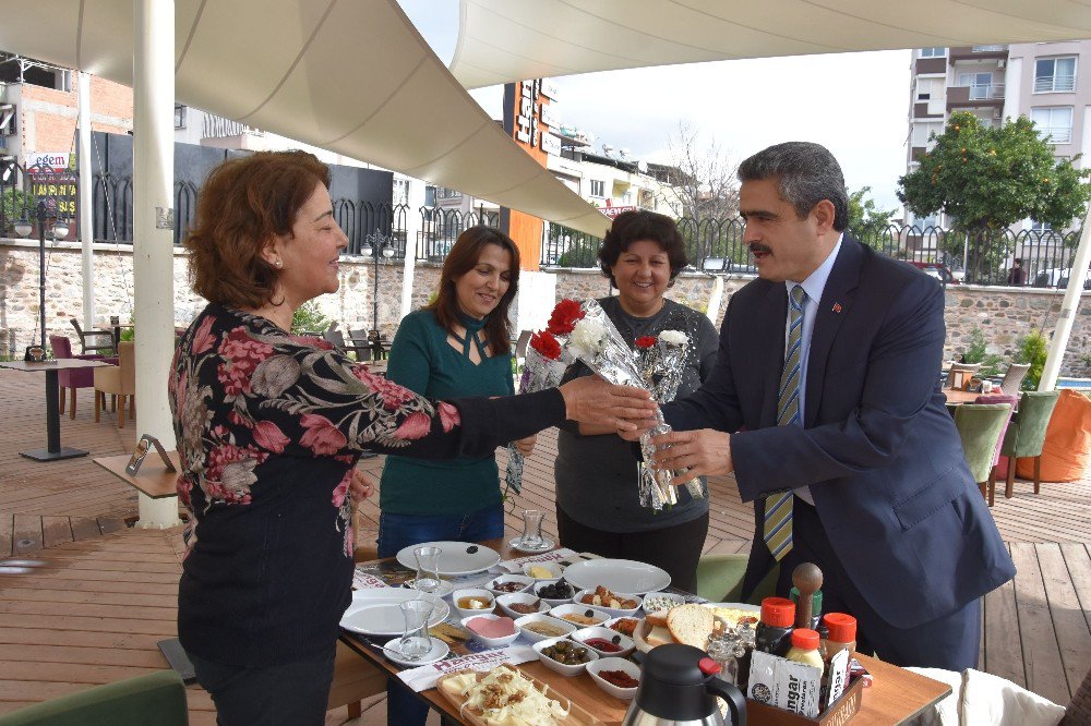 Alıcık, Kadınlar Günü’nde Karanfil Dağıttı