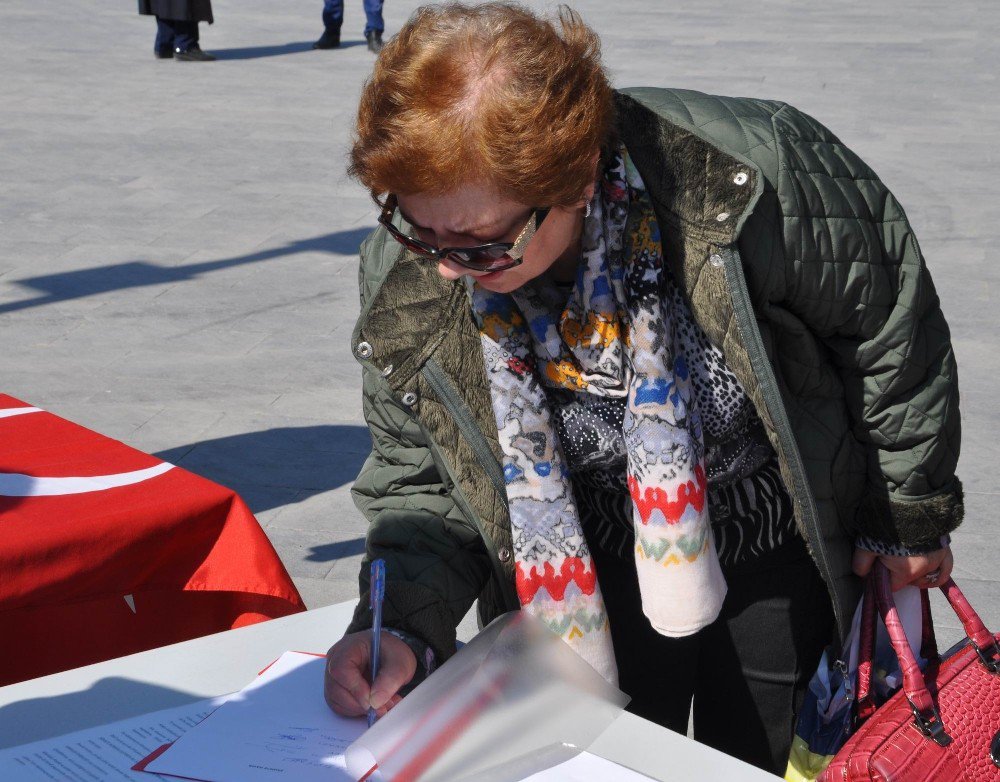 Kadına Yönelik Şiddete Karşı İmza Topladılar