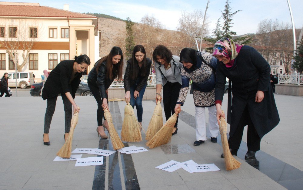 Kadınlar Ellerinde Süpürge İle Meydana Çıktı