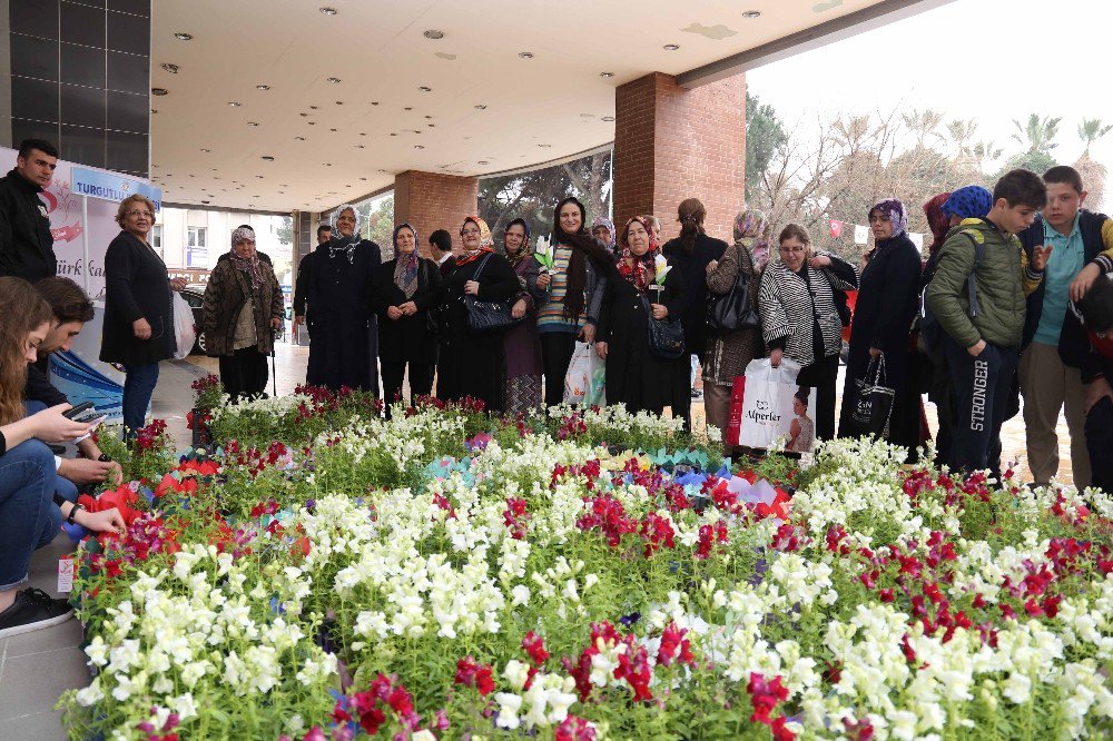 Başkan Şirin’den Kadınlara Çiçek Jesti