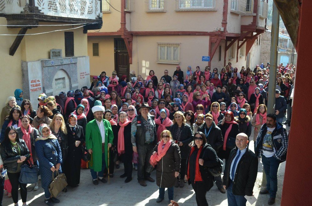 Yaklaşık Bin Kadın Dünyanın Merkezinde Ağırlandı